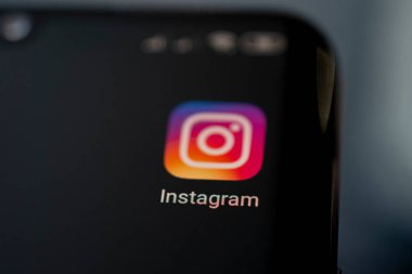 Barnaul. - Rusya. 9 Şubat 2021: Akıllı telefon ekranında Instagram Newl Simgesi
