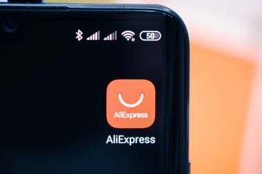 21 Şubat 2021, Barnaul, Rusya: Aliexpress uygulama simgesi akıllı telefon ekranında. Aliexpress uygulama simgesi. Aliexpress.com popüler bir e-ticaret uygulaması.