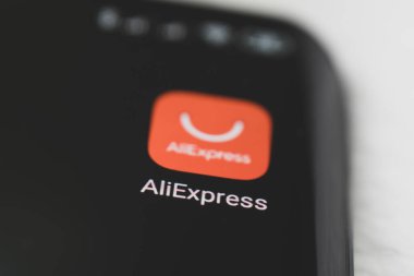 21 Şubat 2021, Barnaul, Rusya: İnternet üzerinden çeşitli ürünler almak için akıllı telefonunuzda aliexpress uygulaması