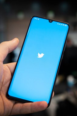17 Şubat 2021, Barnaul, Rusya: Bir adamın elindeki siyah bir akıllı telefonun ekranında twitter.