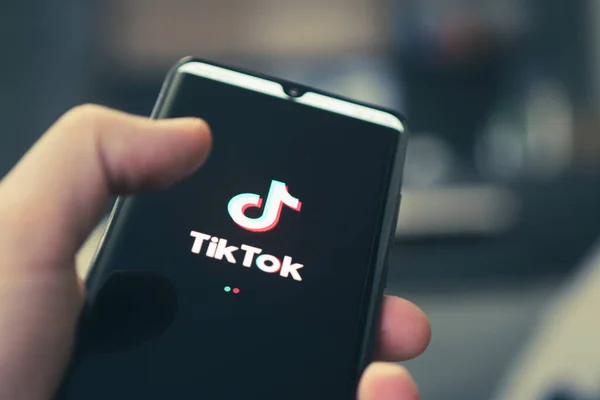 Siyah akıllı telefondan video izlemek için popüler bir uygulama olan Tik Tok 'un logosu. Barnaul. - Rusya. 4 Şubat 2021