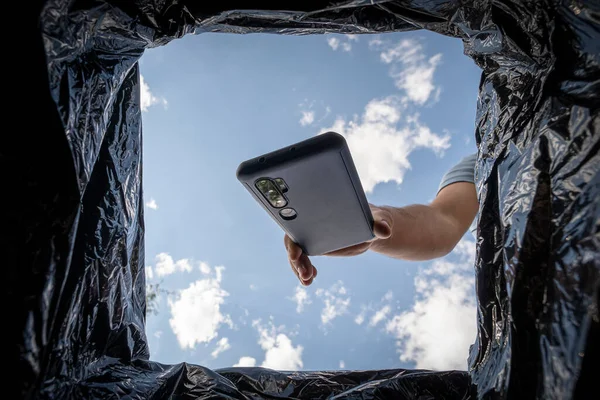 Junger Mann Wirft Smartphone Mülleimer Recycling Eines Kaputten Smartphones — Stockfoto