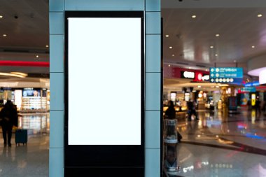 Havaalanı arka planındaki dikey sokak afişleriyle uçak yolcularını birleştirin. Bulanık bir arka planda bir alışveriş merkezinde reklam afişi..
