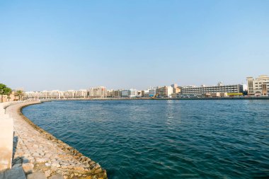 El Shindagha Tarihi Bölgesi Dubai Deresi 'nin yanında yer alır ve Dubai' nin en eski bölgelerinden biridir. Dubai sahillerinde güzel bir gezinti alanı..