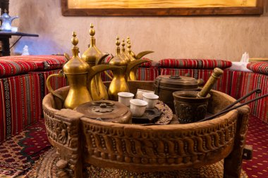 Kahve fincanı ve kahve fincanı. Arap tarzında kahve içmek. Kahve evi.