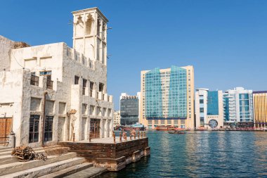 Yaşlı Dubai. Tarihi Al Fahidi bölgesinde geleneksel Arap sokakları. Körfezin kıyısındaki Arap tarzı eski bir binada bir kule. Dubai, Birleşik Arap Emirlikleri.