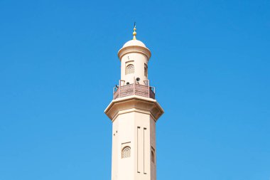 Müslüman İslam kültüründen bir caminin minaresi, mavi gökyüzünde minareler, tarihi geleneksel minare