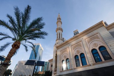 Muhammed Bin Ahmed Al Mulla Camii 'ni Dubai Marina' nın yüksek binaları arasında Al Emreef Caddesi köprüsü üzerine kuruyor..