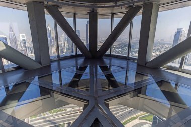 Dubai, BAE, Birleşik Arap Emirlikleri. 28 Kasım 2022. Sky View gökdeleninin içine bak. Cam zemin. Pencereden panoramik görünümlü gözlem güvertesi.