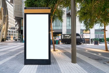 Şehrin arka planındaki dikey sokak afişlerinin boş maketi. Şehrin arka planında elektronik, boş bir skorbord var. Boşluğu kopyala