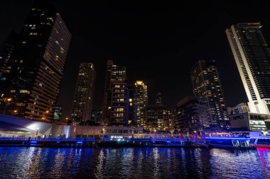 Gece saatlerinde Dubai marina gökdelenleri. Dubai Marina 'daki gökdelenlerin güzel gece manzarası.