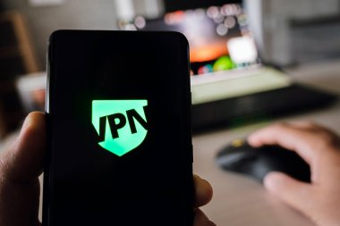 akıllı telefonda VPN uygulaması kullanıyor. Sanal özel ağ, anonim, güvenli ve güvenli internet erişimi cep telefonundan. Masaüstü afişi, teknoloji arkaplanı