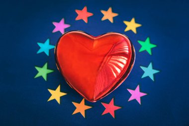 LGBT toplumunun bayrağı ve bayrağı. Ülkedeki cinsel azınlık hakları sorunu. Korunma ve ihlal hakları. Geleneksel olmayan ilişkiler ve politika kavramı. Eşcinsel evliliği yasallaştırmak