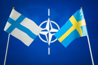NATO sembolü, konsept, İttifak Ülkelerinin Zirvesi ve her iki İskandinav ülkesinin de katılımı konulu arkaplanda Finlandiya ve İsveç bayrakları