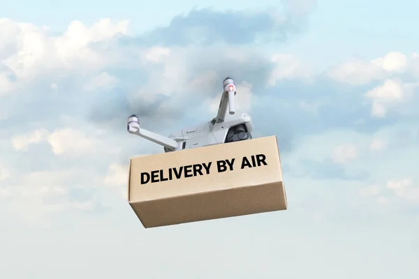 広告やその他の目的で使用するための高速配信ポストパッケージ 商品の航空便の概念 航空便だ 飛行中に荷物を運ぶ四分儀器 — ストック写真