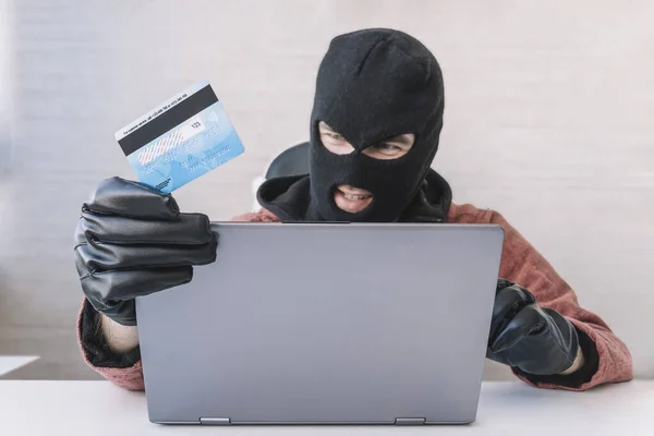 Złodzieje Trzymają Karty Kredytowe Przy Użyciu Laptopa Hakowania Haseł Cyberprzestępczość — Zdjęcie stockowe