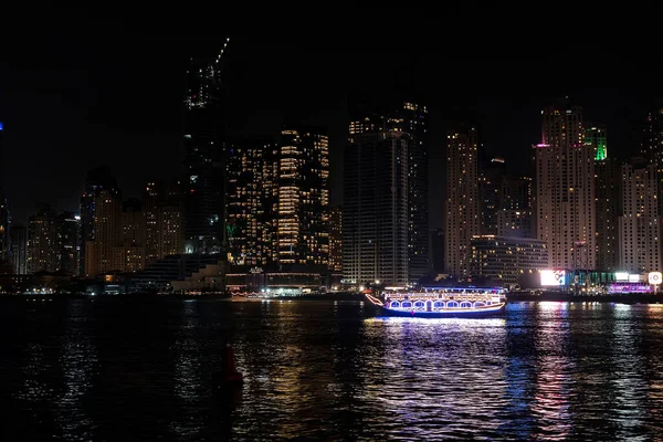 Ночной Круиз Гавани Дубая Роскошные Яхты Ночном Свете Воде — стоковое фото