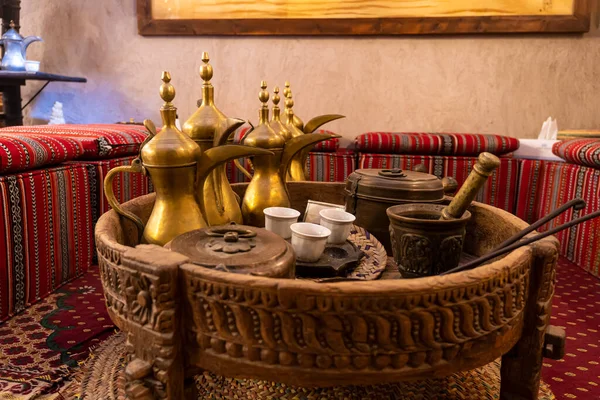 咖啡壶和咖啡杯 喝阿拉伯风格的咖啡 咖啡屋 — 图库照片
