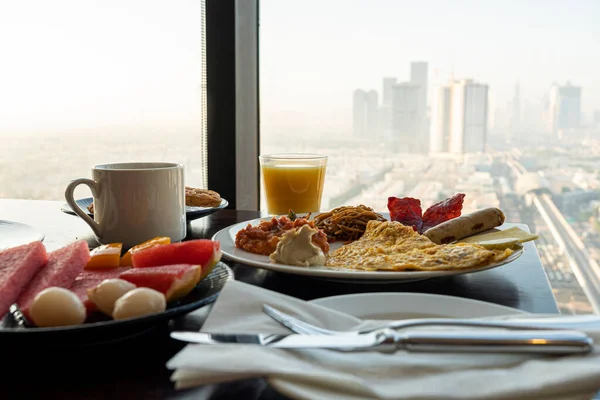 Amerykańskie Śniadanie Niesamowitym Widokiem Dubaj Śniadanie Hotelu Arabskim Jedzeniem Tle — Zdjęcie stockowe