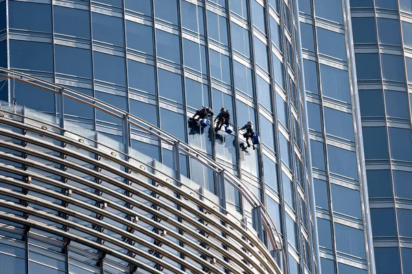 工业登山者在高空冲洗摩天大楼的窗户 — 图库照片
