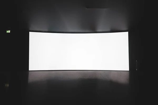 Кинотеатр Пустой Белый Киноэкран Подставке Зале Темноте — стоковое фото