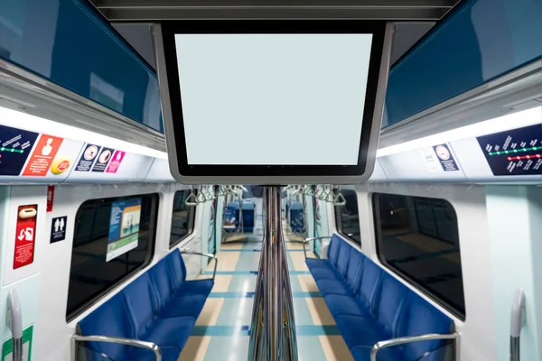 公共地铁空白白色信息告示牌 地铁车辆或城市公共交通中的空白屏风 — 图库照片