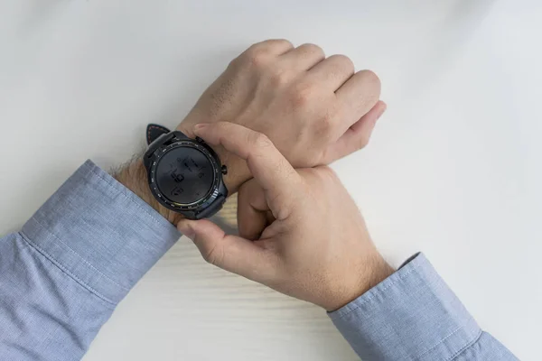 Negócio Tecnologia Conceito Pessoas Close Mãos Masculinas Definir Relógio Inteligente — Fotografia de Stock