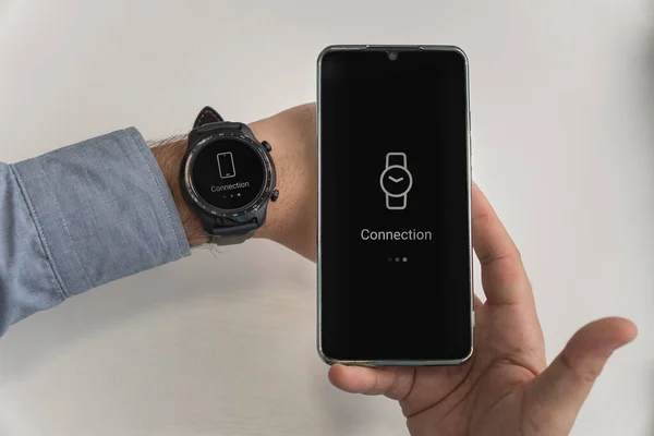 Homem Está Segurando Smartphone Smartwatch Sua Mão Conexão Sem Fio — Fotografia de Stock