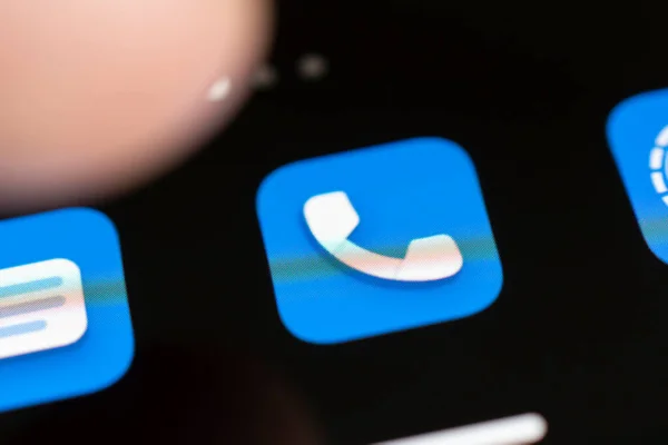 Finger Drückt Das Anruflicon Auf Dem Schwarzen Bildschirm Des Smartphones — Stockfoto