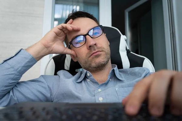 Sleepy Bored Man Employee Sitting Desk Has Motivation Work Uninteresting — Stock Photo, Image