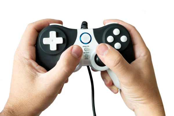 男はコンソールでビデオゲームをする 白い背景に隔離されたゲームパッドを持つ手 ゲームのコンセプト — ストック写真
