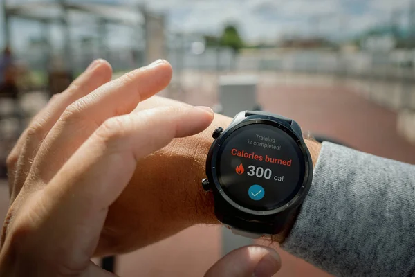 Homem Estádio Verifica Número Calorias Queimadas Seu Smartwatch Exercício Diário — Fotografia de Stock