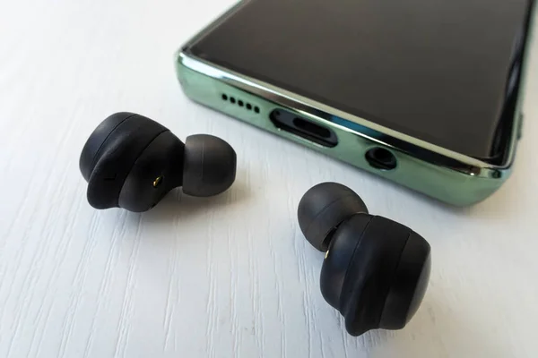 Smartphone Wireless Headphones Earbuds Close — Stock Photo, Image