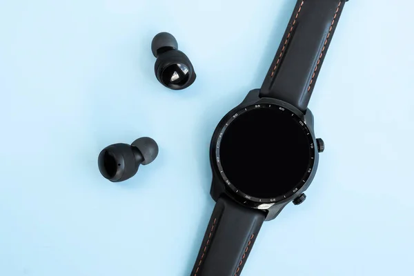 Relógio Inteligente Preto Fones Ouvido Sem Fio Fundo Azul Tela — Fotografia de Stock