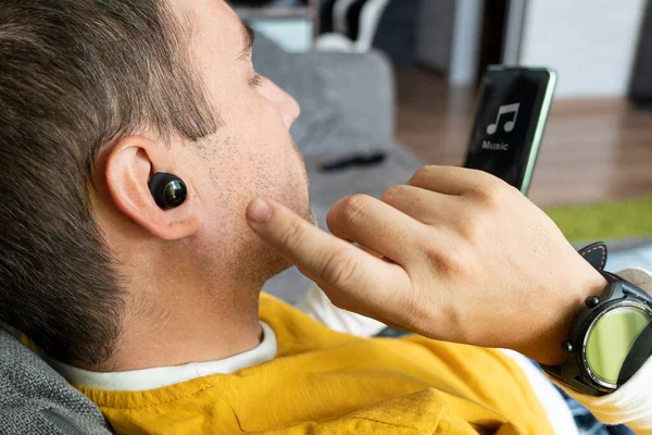 Zbliżenie Bezprzewodowej Słuchawki Uchu Człowieka Ciemnym Tle Włóż Słuchawkę Ucha — Zdjęcie stockowe