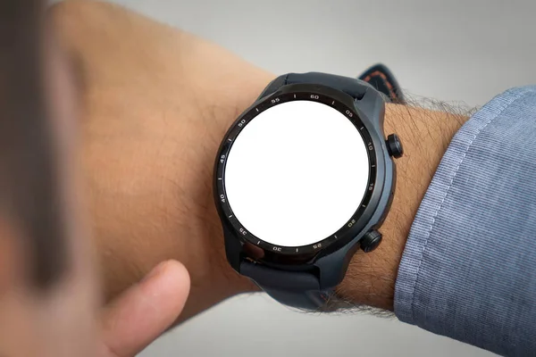 Smartwatch Tela Branco Simular Desgaste Mão Faixa Metal Relógio Tempo — Fotografia de Stock
