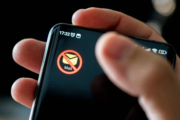 Symbol Der Blockierten Mail Auf Einem Schwarzen Smartphone Bildschirm Das — Stockfoto