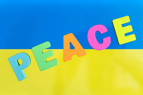 在乌克兰国旗的背景下和平一词 和平与停止战争的概念 乌克兰的和平 — 图库照片