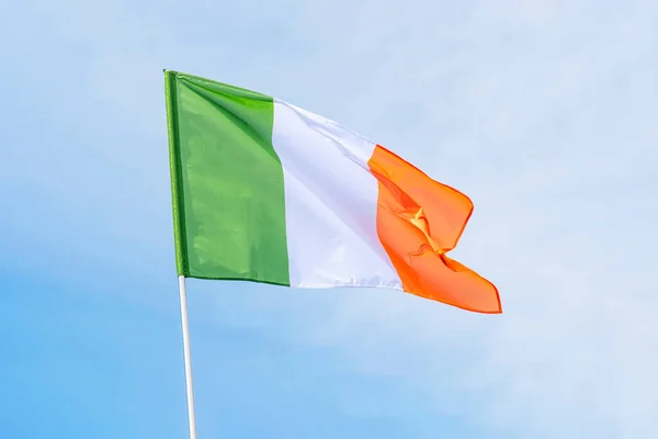 Ιρλανδική Σημαία Κυματίζει Στον Άνεμο Νωρίς Πρωί Ενάντια Ένα Μπλε — Φωτογραφία Αρχείου