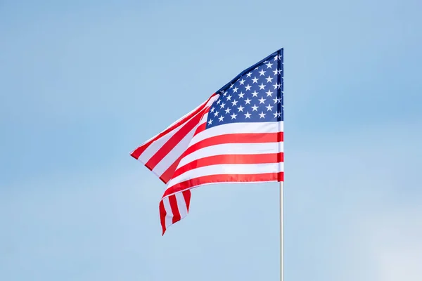 Gran Bandera Americana Ondeando Viento Contra Cielo Azul Celebración Del — Foto de Stock