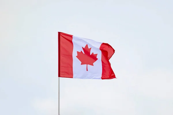 Bandera Canadá Desarrolla Contra Cielo Azul Claro — Foto de Stock