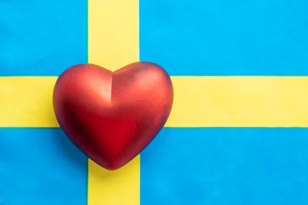 Красное Сердце Флаге Швеции Понятие Патриотических Чувств Своему Государству Патриотизм — стоковое фото