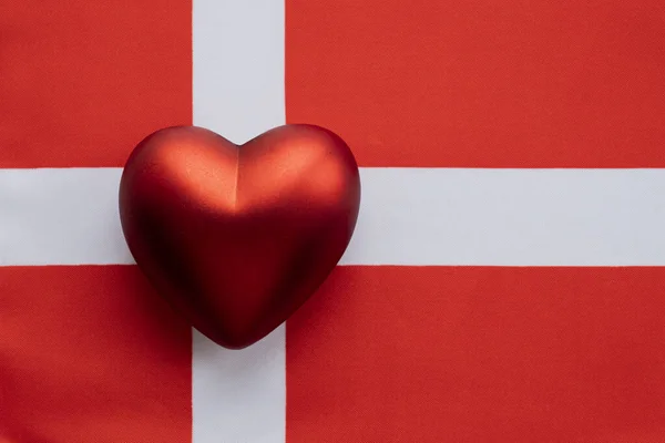 赤いハートはデンマークの旗の上にあります 国家に対する愛国心の概念 愛国心 — ストック写真