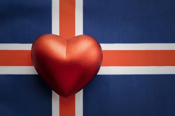 赤いハートはアイスランドの旗の上にあります 国家に対する愛国心の概念 愛国心 — ストック写真