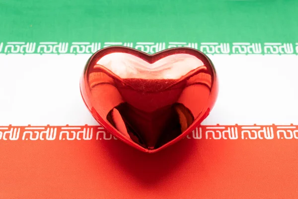 赤いハートはイランの旗の上にあります 国家に対する愛国心の概念 愛国心 — ストック写真