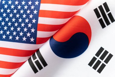 ABD ve Kore 'nin bayraklarının arka planı. İki ülke arasındaki etkileşim veya karşı etki kavramı. Uluslararası ilişkiler. politik görüşmeler. Spor yarışması.