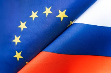 Avrupa Birliği ve Rusya bayrakları. Ülkeler arasındaki uluslararası ilişkiler kavramı. Hükümetlerin durumu. Halkın dostluğu.