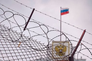 Avrupa ve ABD yaptırımları kavramı Rusya Federasyonu hükümetine baskı yapıyor. Rusya Federasyonu bayrağı dikenli teller içinde, Rusya 'ya yaptırım ve saldırıda bulundu. Rus hapishanesi