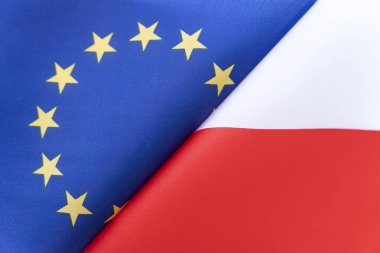 Avrupa Birliği ve Polonya bayrakları. Ülkeler arasındaki uluslararası ilişkiler kavramı. Hükümetlerin durumu. Halkın dostluğu.