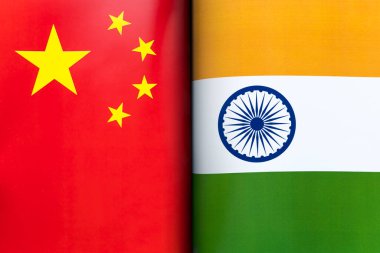 Hindistan ve Çin bayrakları. Ülkeler arasındaki uluslararası ilişkiler kavramı. Hükümetlerin durumu. Halkın dostluğu.
